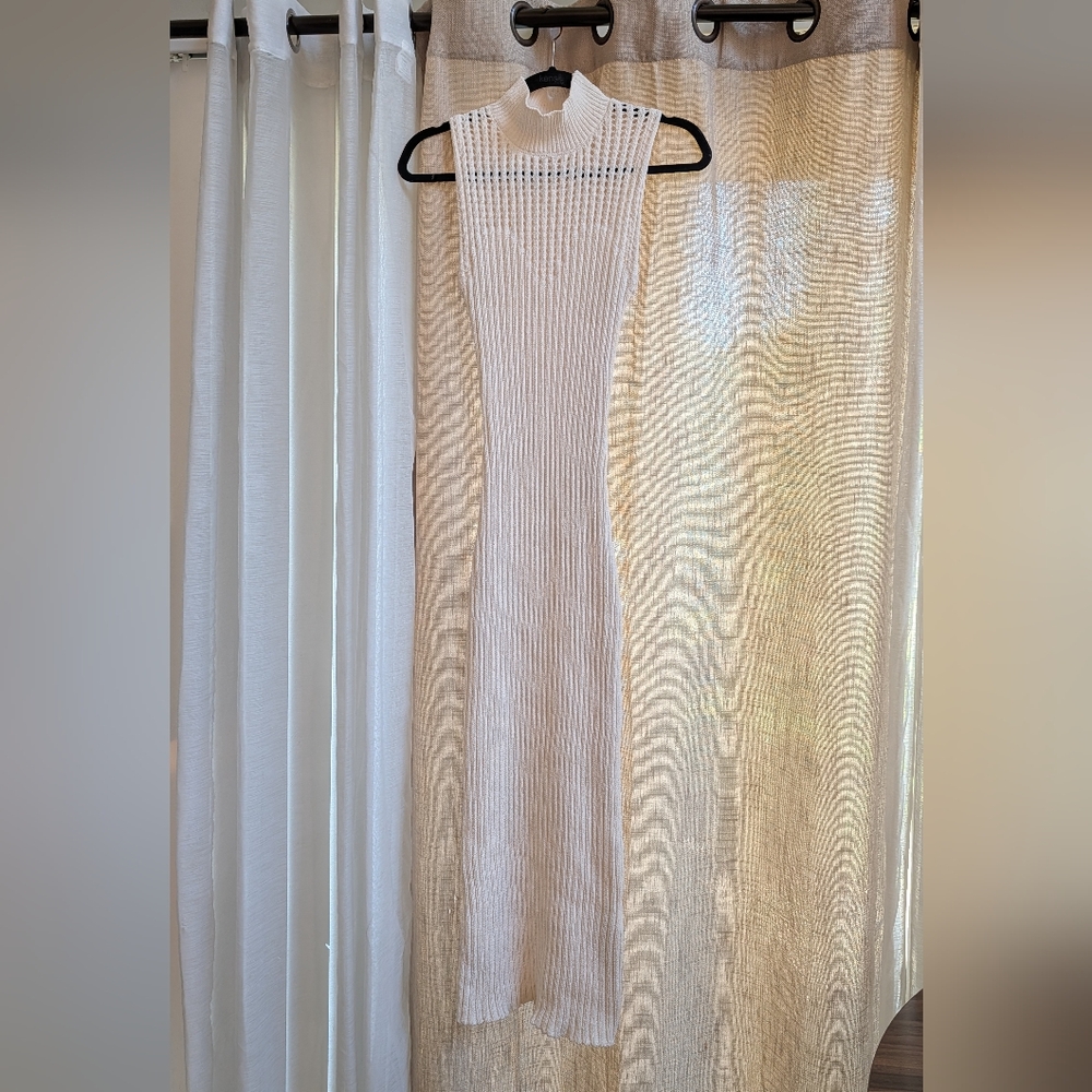 Elegant White Sleeveless Knit Dress
